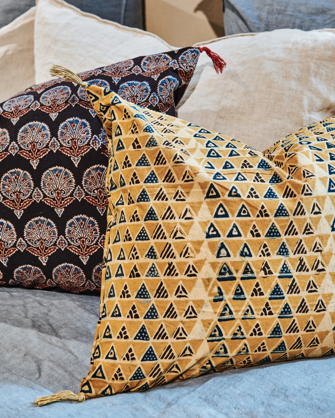 Coussin Caravane - Ajrak triangle curcuma